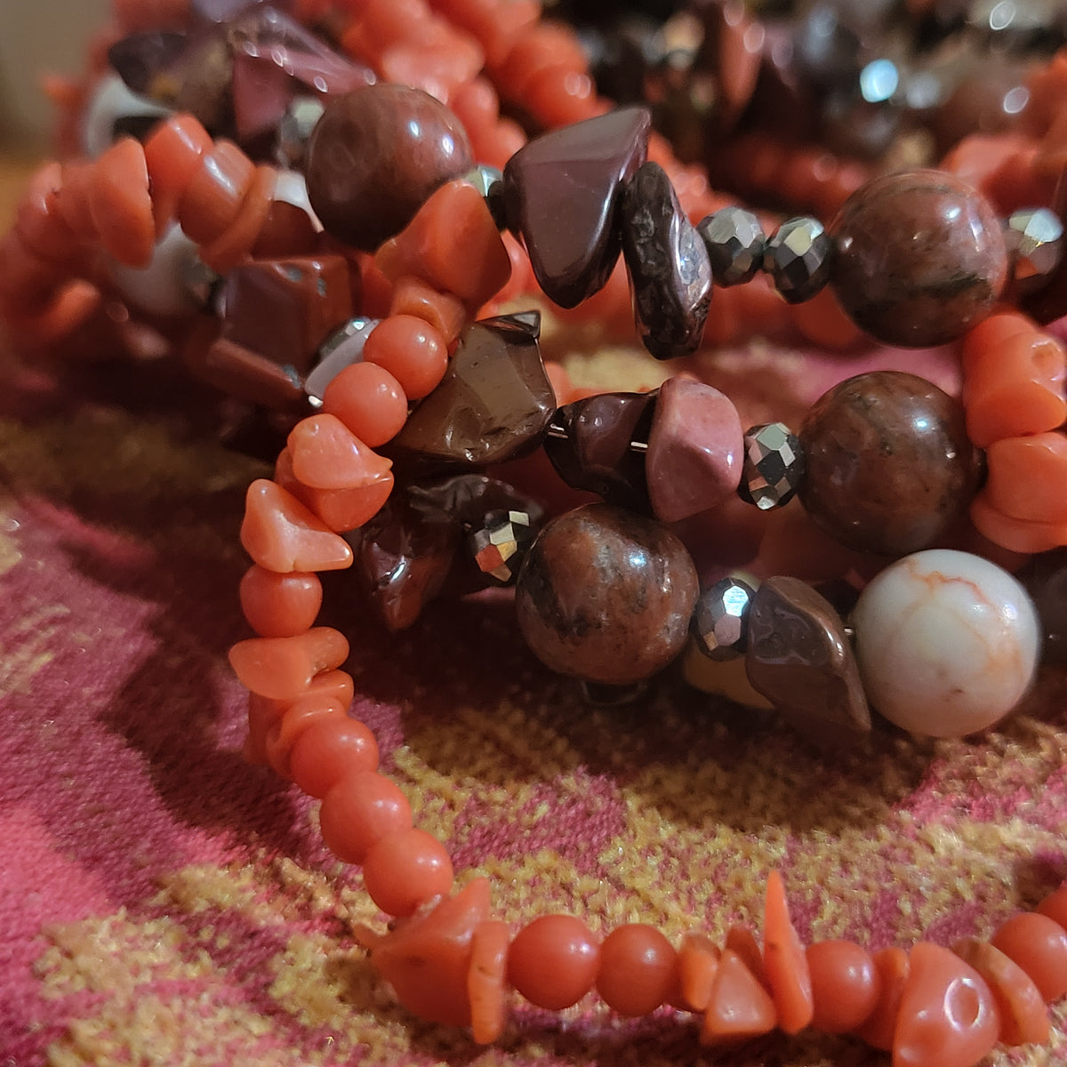 Dettaglio della collana Rosso con perline rosso corallo e marroni