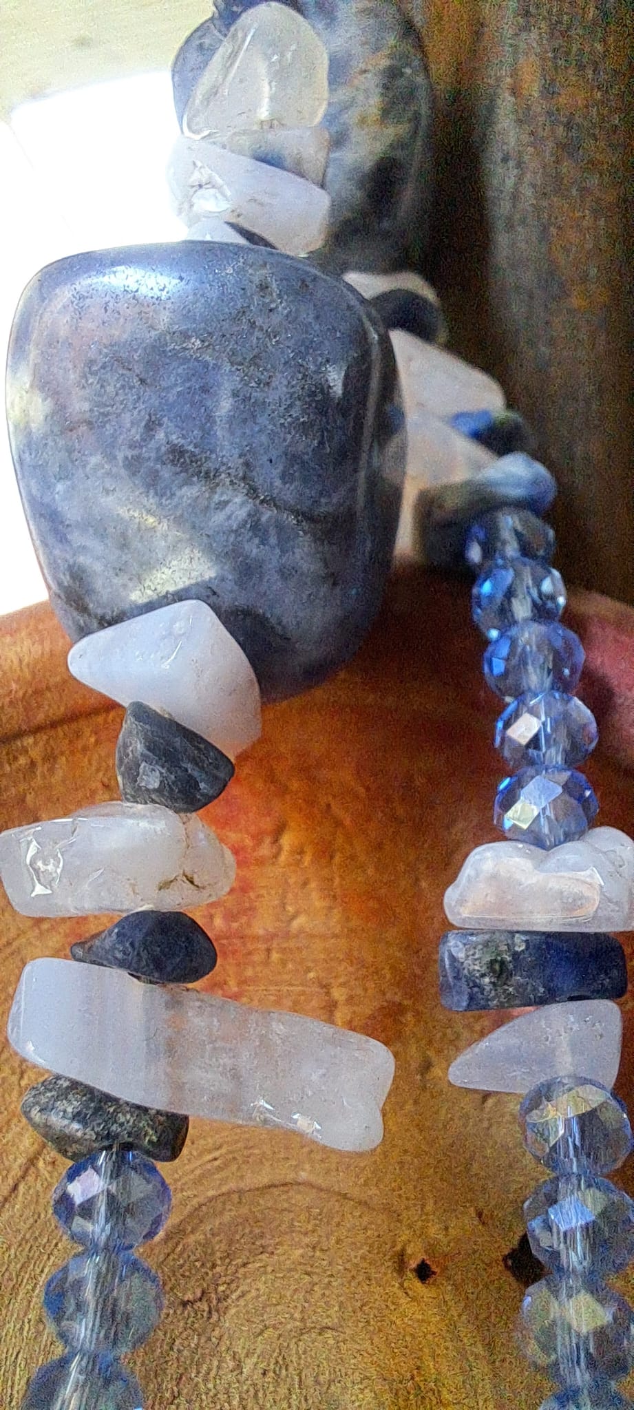 collanaingiostra BLU con SODALITE, CALCEDONIO e CRISTALLI
