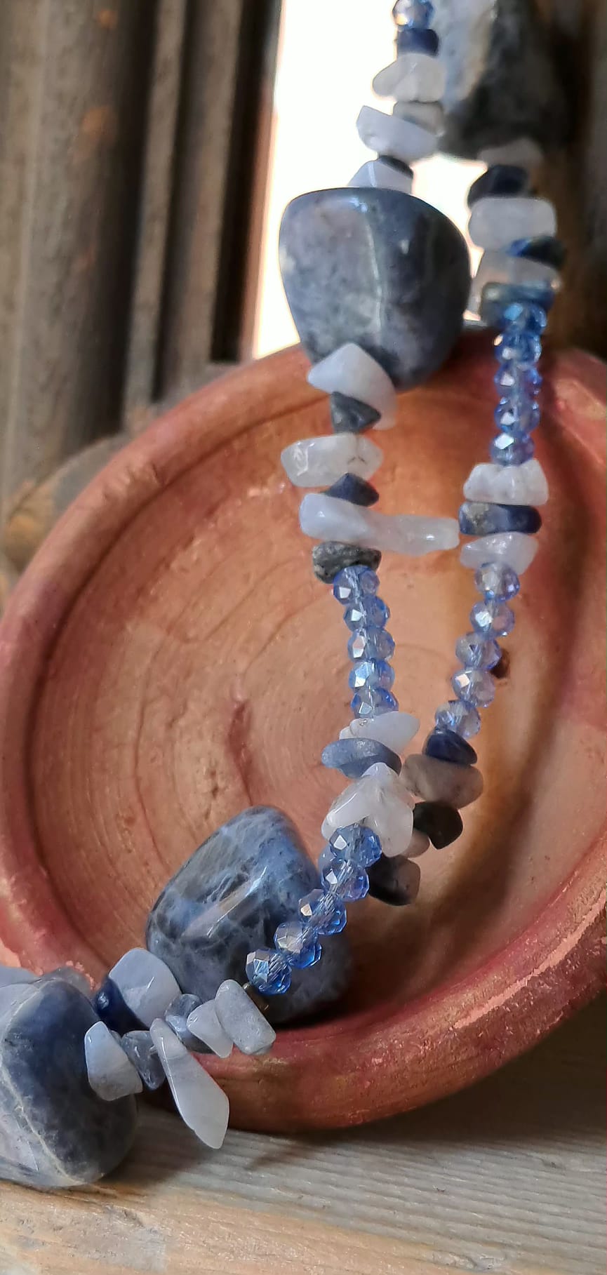 collanaingiostra BLU con SODALITE, CALCEDONIO e CRISTALLI